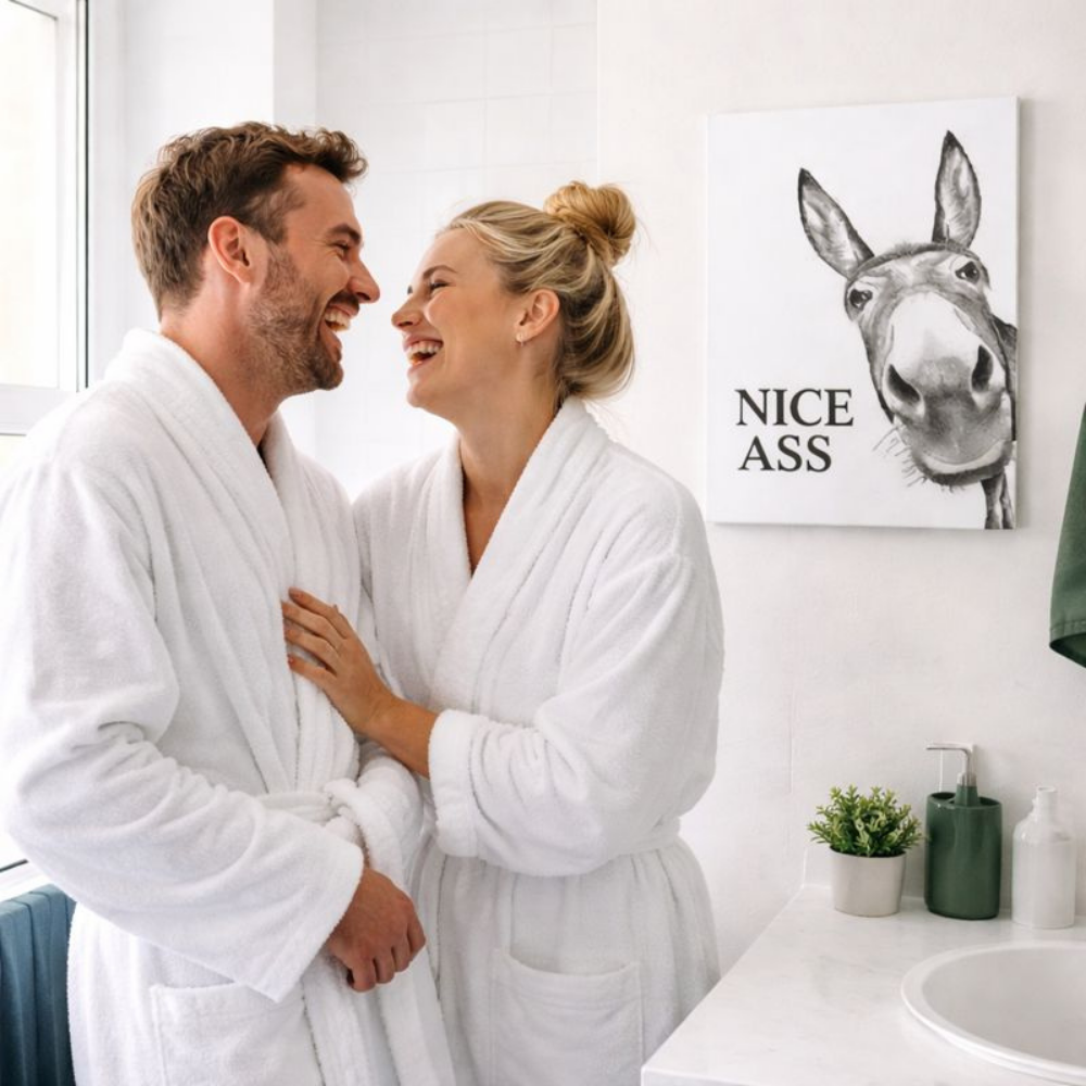 VeikeäAasi™ – Hauska Aasi -kylpyhuonetaulu